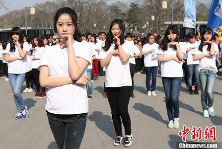 布拉德·皮特携新女友亮相 出席“小李子”生日聚会引关注